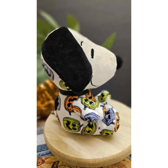 Hallmark 2021 Peanuts Great Pumpkin Charlie Brown Snoopy Plush - Picture 5 of 7